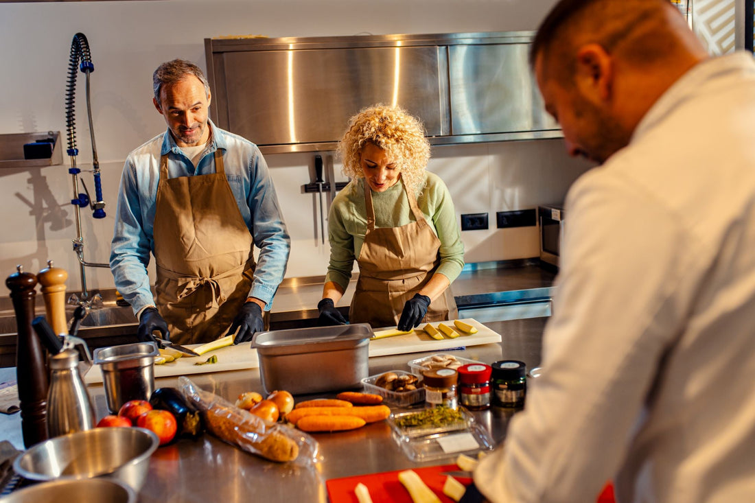Koken met gasten: mesetiket & veiligheid in de keuken