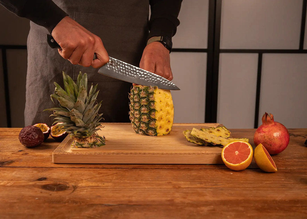 Ananas snijden met KOTAI Hashi Tsuchime Koksmes Gyuto met 20 cm lemmet