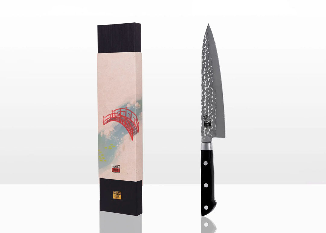 KOTAI Hashi Tsuchime Koksmes Gyuto met 20 cm lemmet naast doos