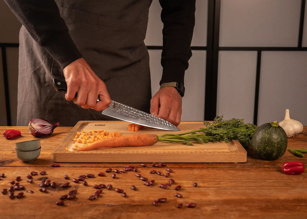 Wortel snijden met KOTAI Hashi Tsuchime Koksmes Gyuto met 20 cm lemmet