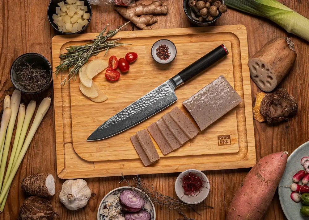 kotai pakka damascus koksmes gyuto 20 cm pakkahout op houten snijplank