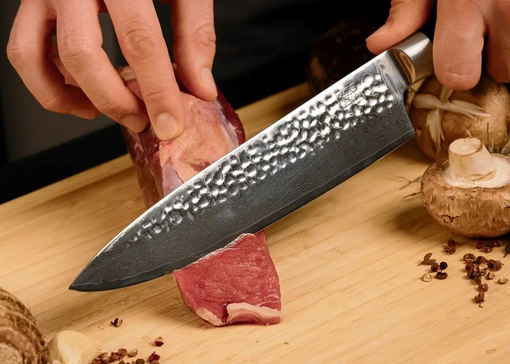 vlees snijden met kotai pakka damascus koksmes gyuto 20 cm pakkahout