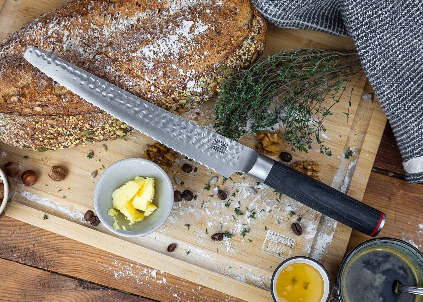 kotai broodmes op snijplank met brood