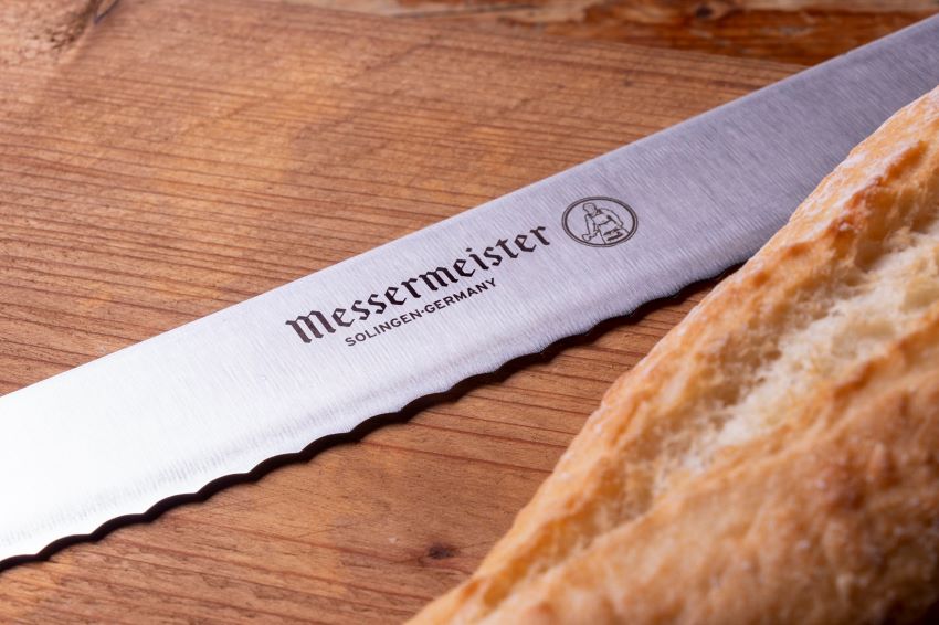 messermeister future broodmes rvs 31 cm hout op houten plank met stokbrood
