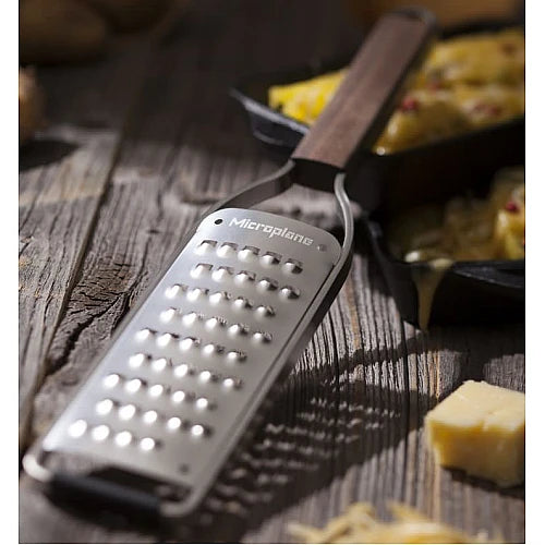 Microplane Master Series Grove Rasp met walnoothouten handvat 43308