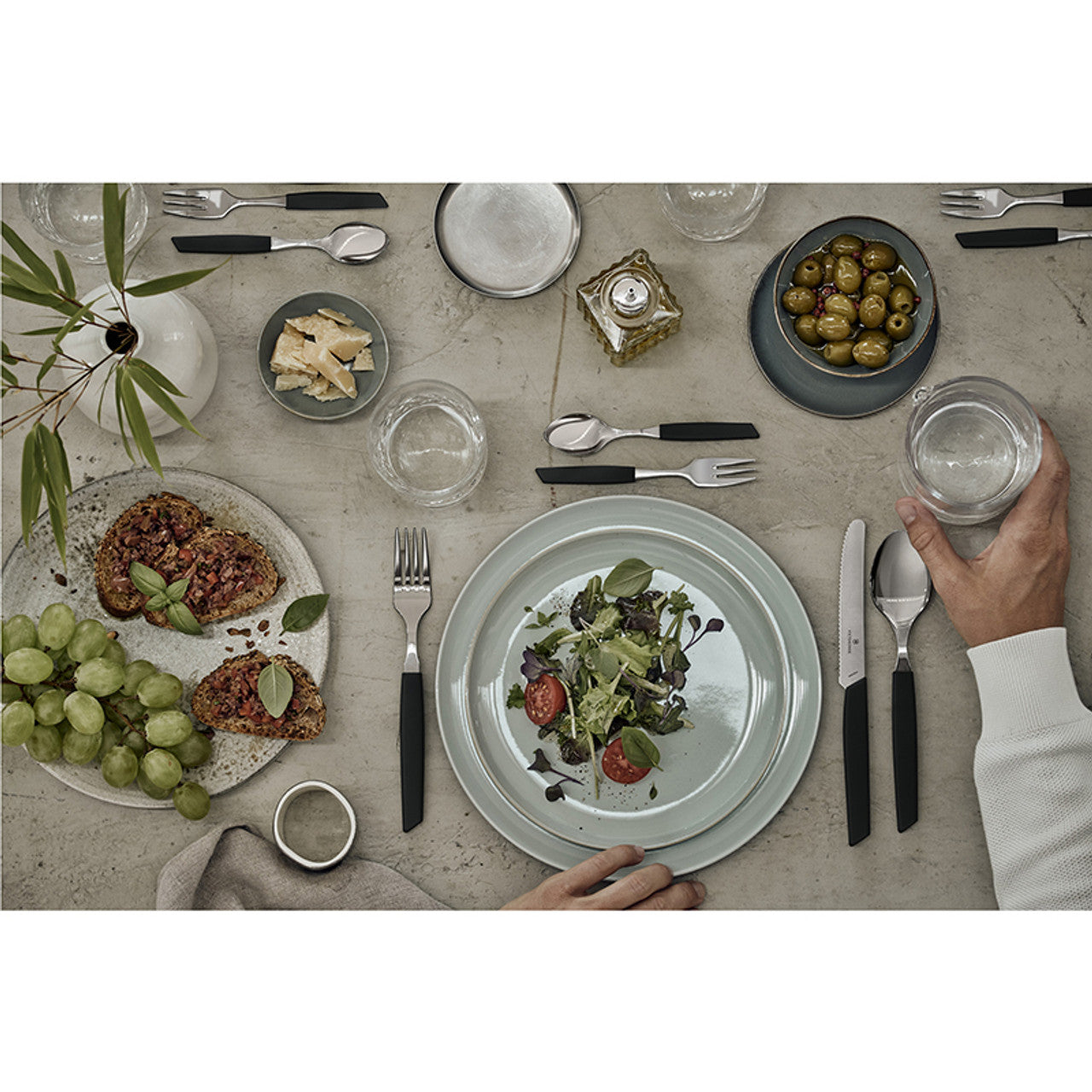 victorinox-swiss-modern-bestekset-24-delig-sfeer