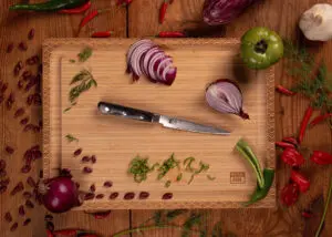 KOTAI Hashi Damascus Officemes met 12 cm lemmet op een snijplank