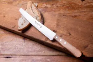 messermeister future broodmes rvs 31 cm hout met brood op houten snijplank