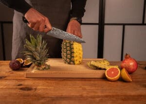 Ananas snijden met KOTAI Hashi Tsuchime Koksmes Gyuto met 20 cm lemmet