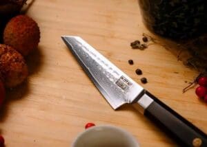kotai bunka damascus schilmes 9 cm ebbenhout op houten plank