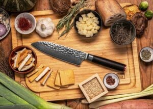 kotai pakka damascus santoku 18 cm pakkahout op houten snijplank