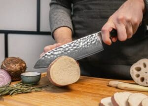 snijden met kotai pakka damascus santoku 18 cm pakkahout op houten snijplank