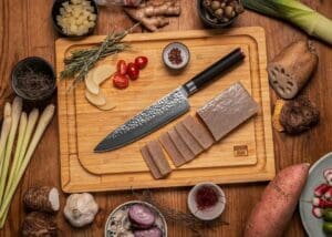 kotai pakka damascus koksmes gyuto 20 cm pakkahout op houten snijplank