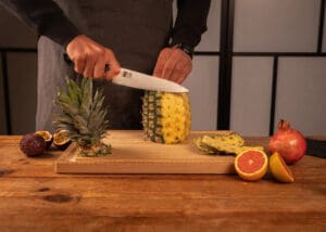 Ananas snijden met KOTAI Hashi Koksmes Gyuto met 18 cm lemmet en zwart heft