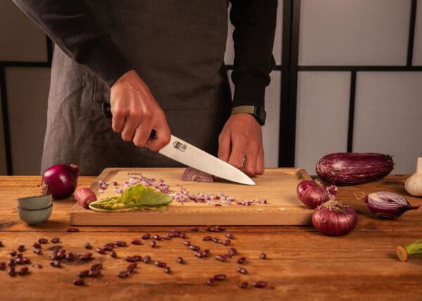 Uien snijden met KOTAI Hashi Koksmes Gyuto met 18 cm lemmet en zwart heft