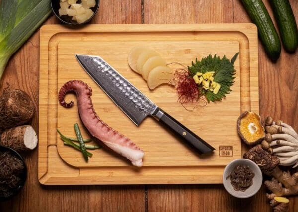 kotai bunka damascus santokumes 18 cm ebbenhout op houten snijplank