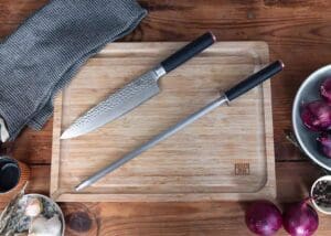 kotai koksmes gyuto en aanzetstaal op houten snijplank