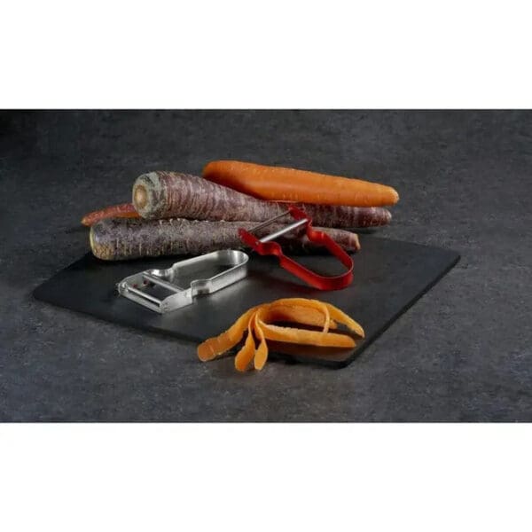 victorinox dunschillers rood rvs aluminium op snijplank met wortels