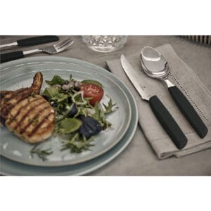 victorinox-steakmes-12cm-swiss-modern-bestek-sfeer
