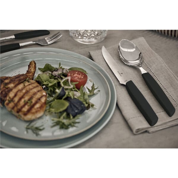 victorinox-steakmes-12cm-swiss-modern-bestek-sfeer